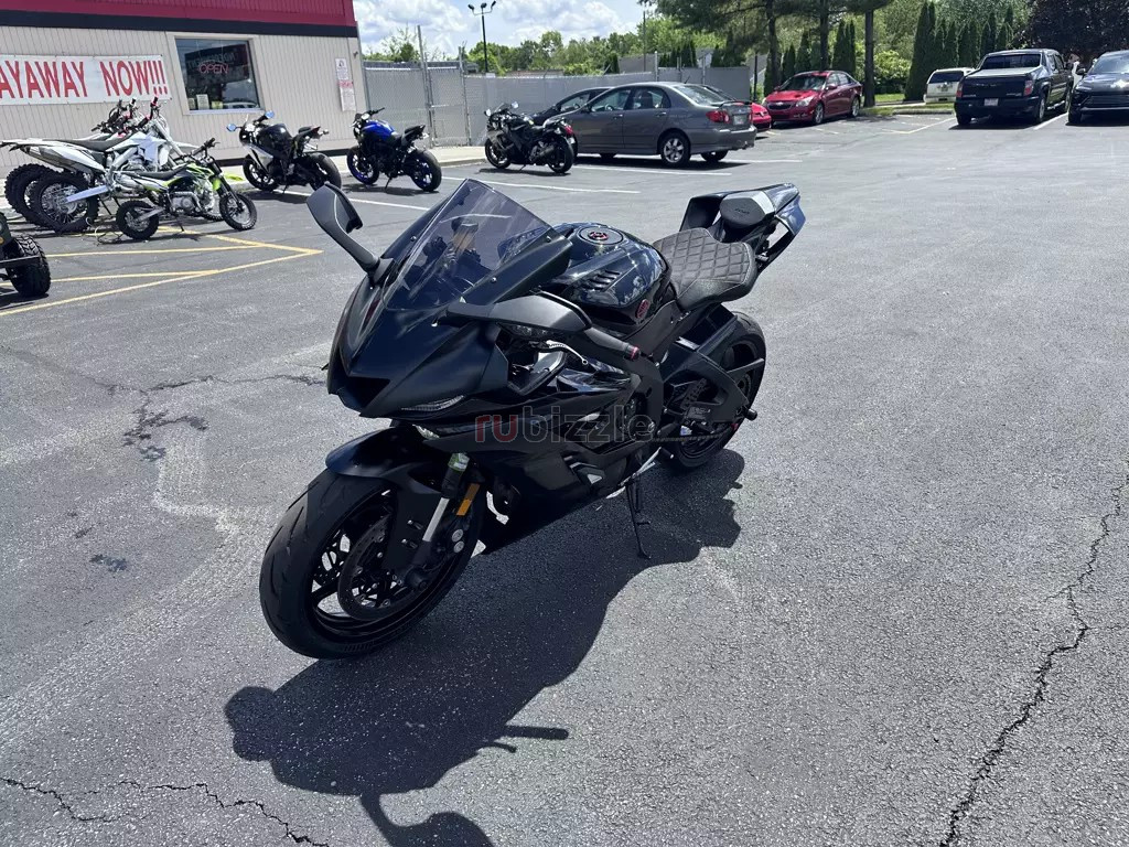 2020 Yamaha R6 with a contact +971544665703